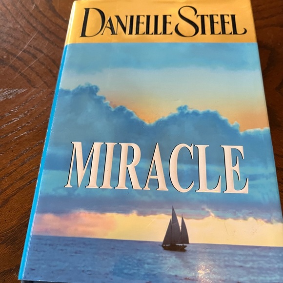 Danielle Steel hardcover books | set of 4 - Picture 10 of 15